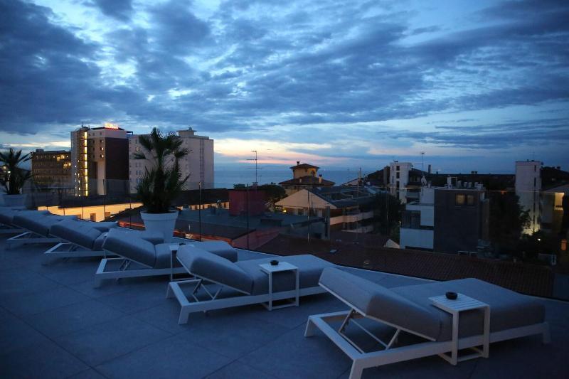 Monaco Suites Hotel Линьяно-Саббьядоро Экстерьер фото